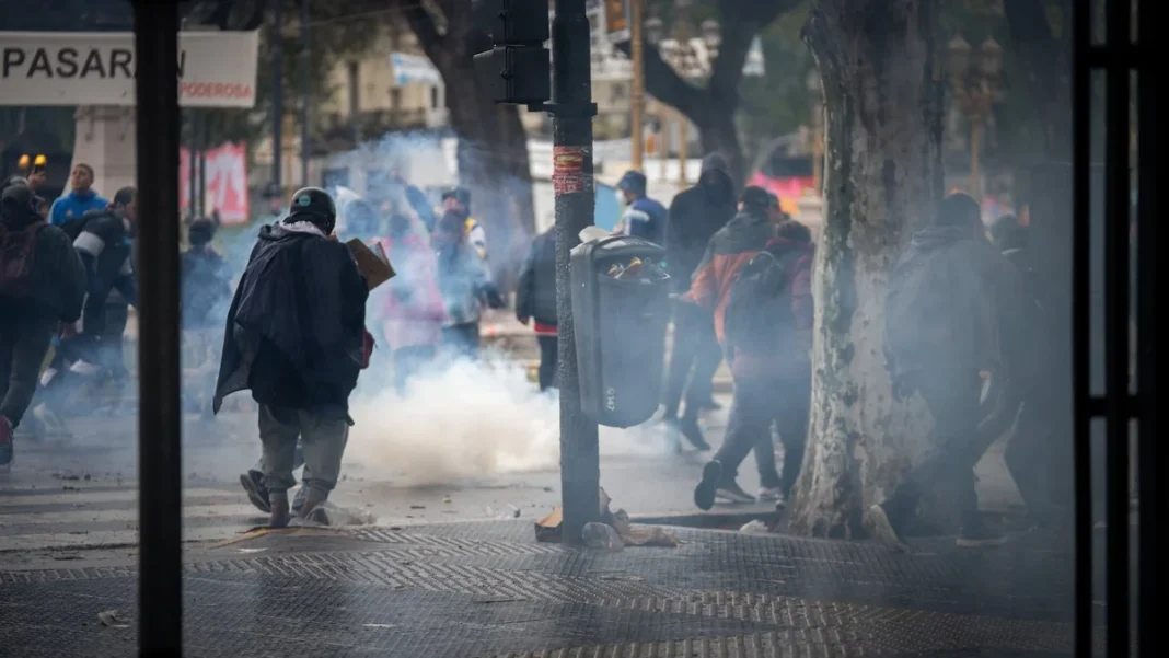 La policía arrojó gases lacrimógenos para dispersar a los manifestantes