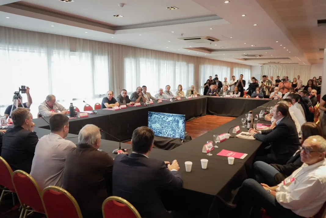 Representantes de provincias algodoneras reunidos alrededor de una mesa en Sáenz Peña