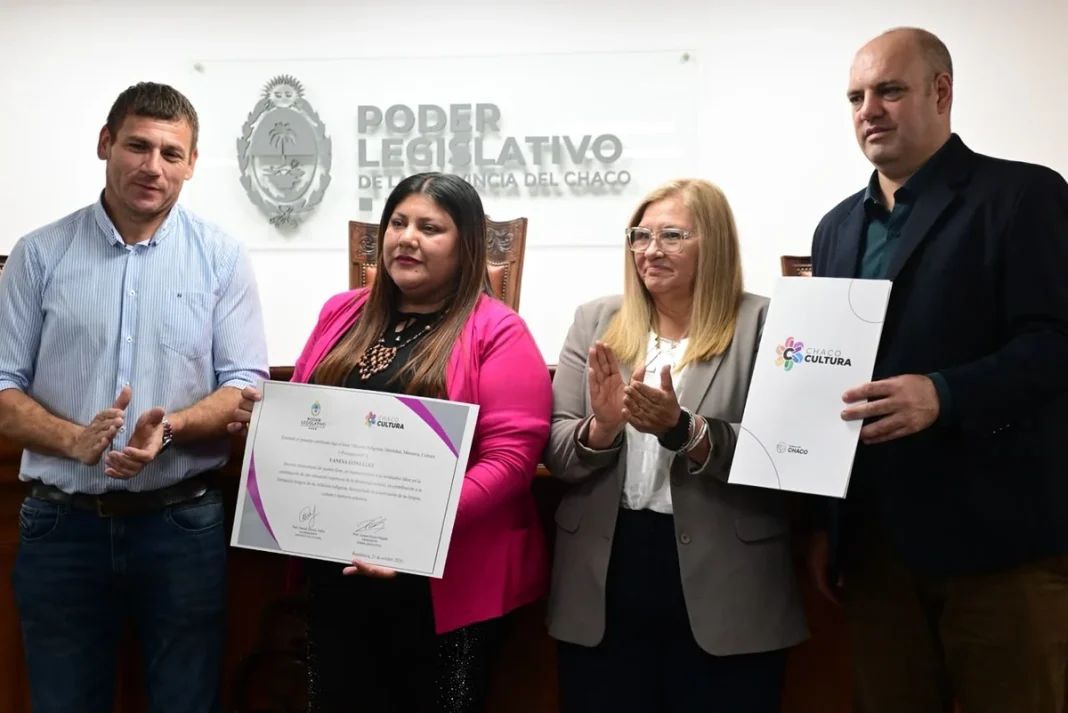 Mujeres indígenas reconocidas junto a autoridades durante una ceremonia en el Poder Legislativo del Chaco