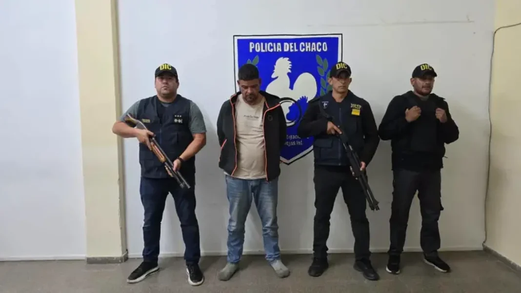 Policías del Chaco custodian a un hombre detenido