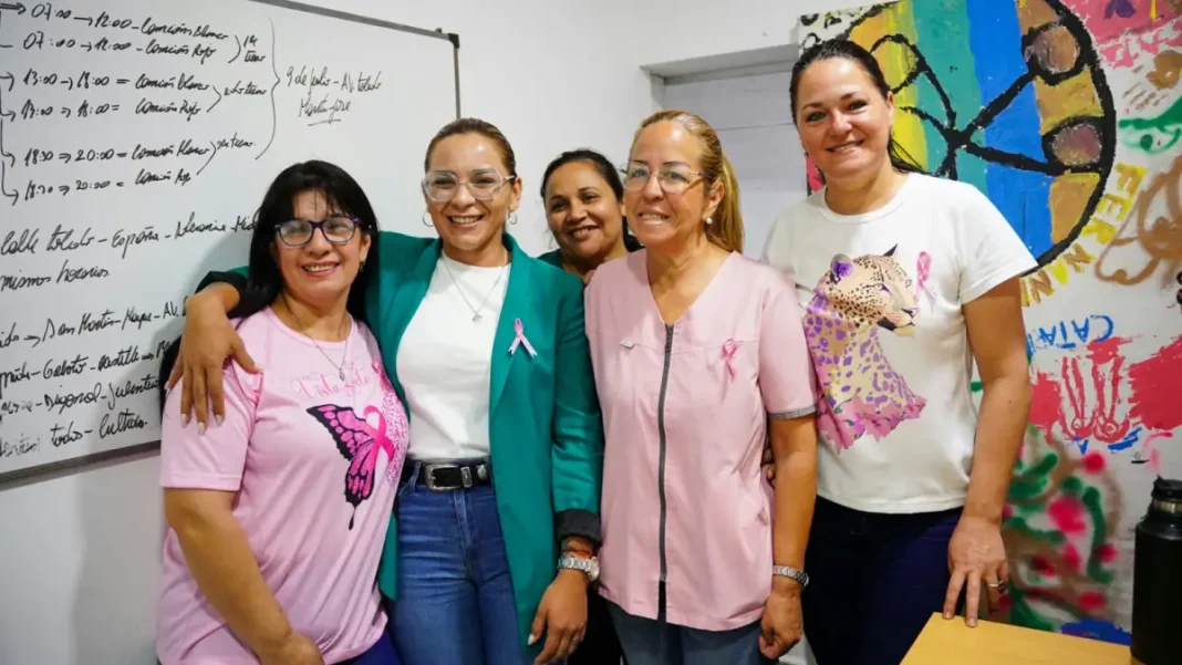 Mujeres con listones rosados durante una actividad del Octubre Rosa en Barranqueras