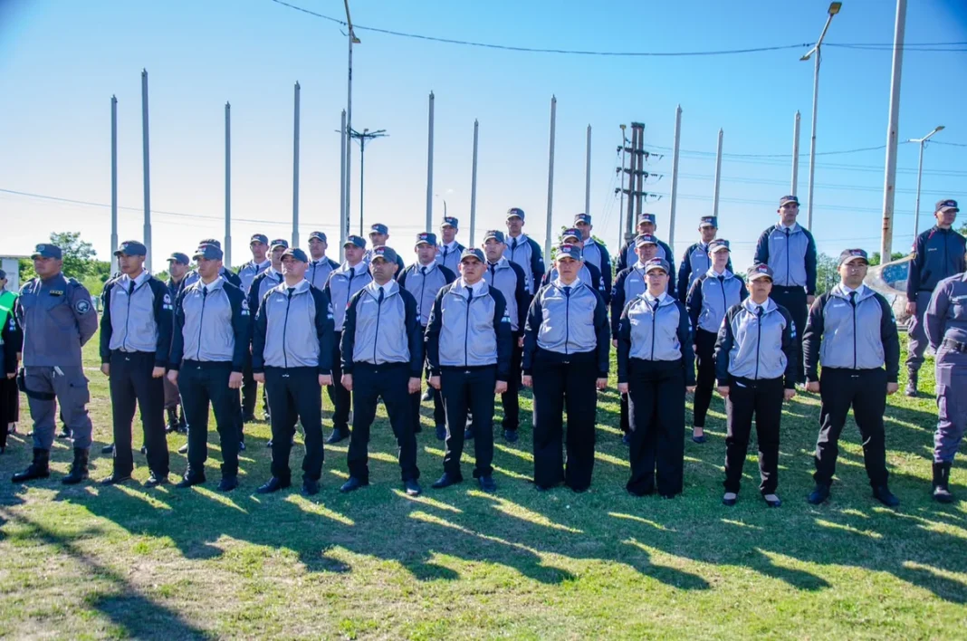 Alumnos y efectivos de las fuerzas de seguridad formados durante el inicio del Operativo Caminantes en Barranqueras