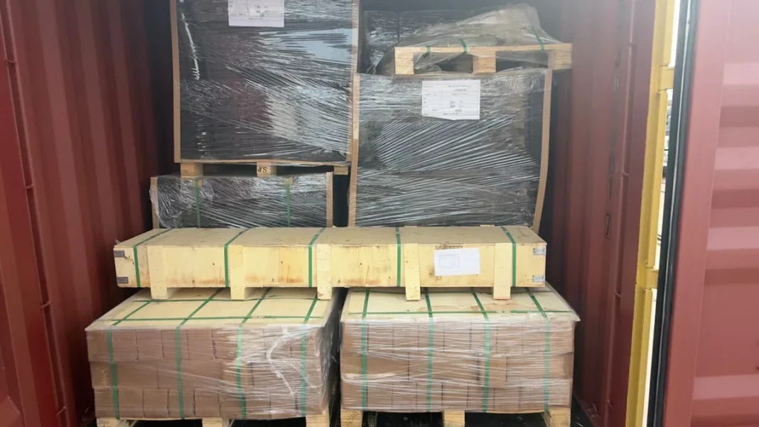 Mercadería embalada en pallets dentro de un contenedor en el Puerto de Barranqueras