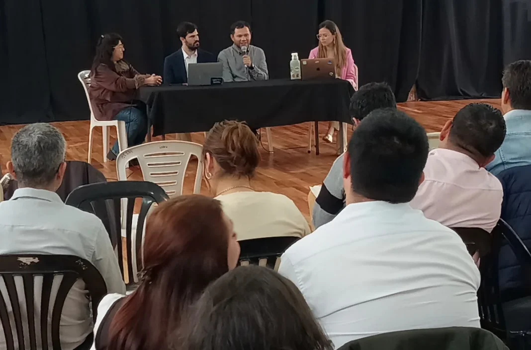 Autoridades y capacitadores durante el encuentro de la Red de Secundarias Innovadoras