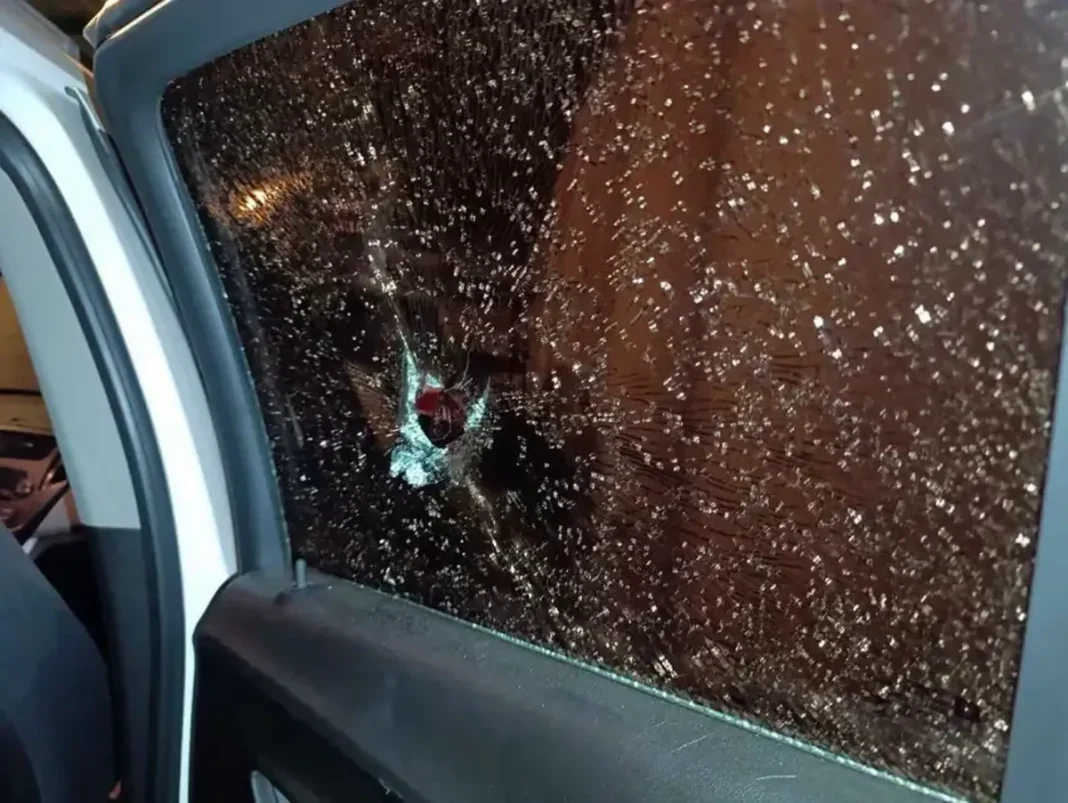 Vidrio lateral de un automóvil atravesado por una piedra