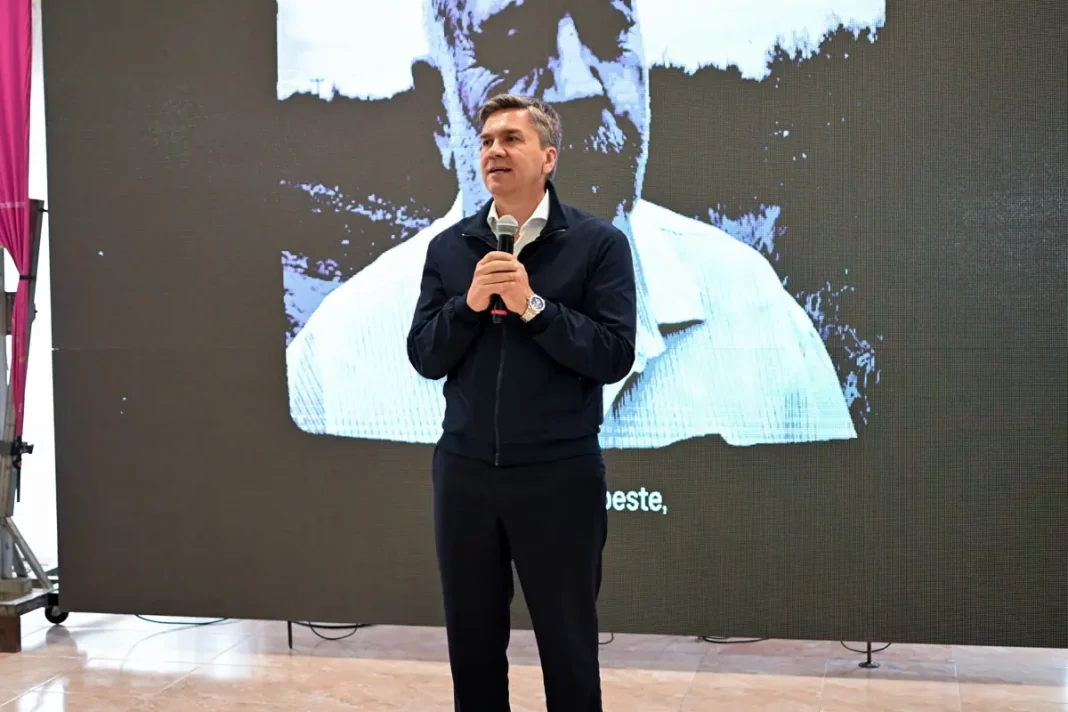 Leandro Zdero habla durante la presentación del proyecto de pavimentación de la Ruta 13