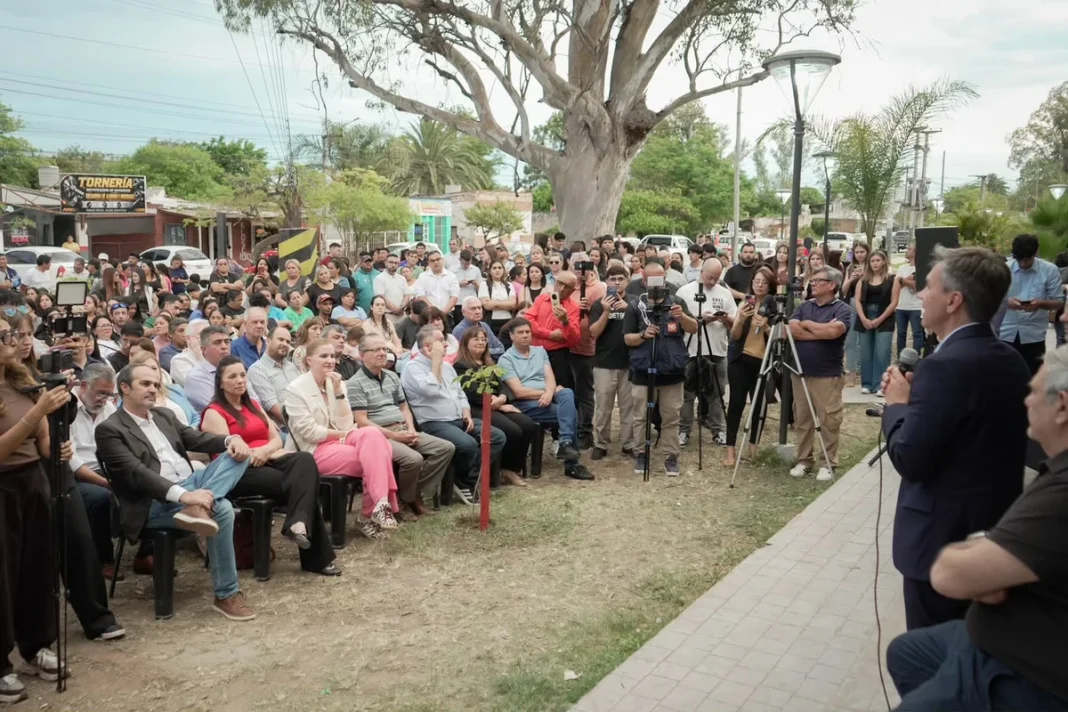 Leandro Zdero habla ante vecinos durante un operativo territorial en Sáenz Peña.