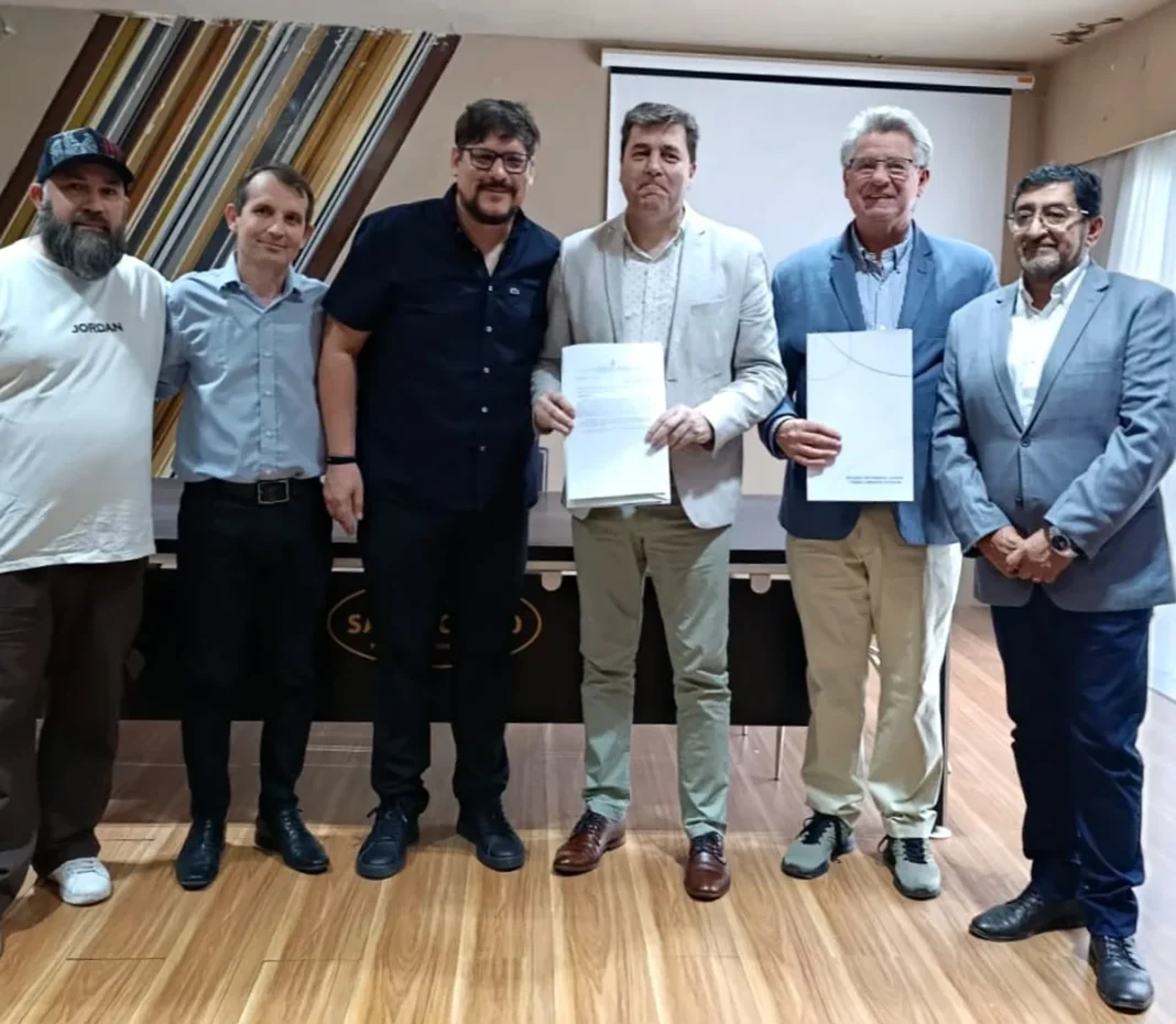 Pastores y representantes durante la entrega de registros de culto en Sáenz Peña