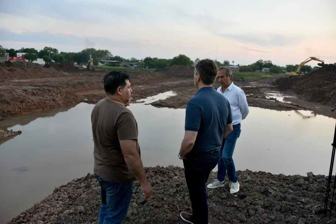 Funcionarios observan los trabajos de excavación junto al reservorio de Sáenz Peña.