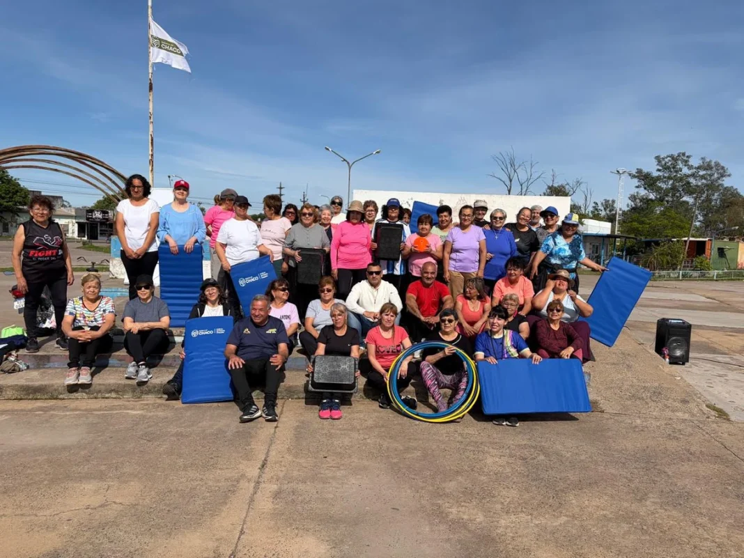 Grupo de personas posa al aire libre durante una actividad del Programa de Salud Cardiovascular.