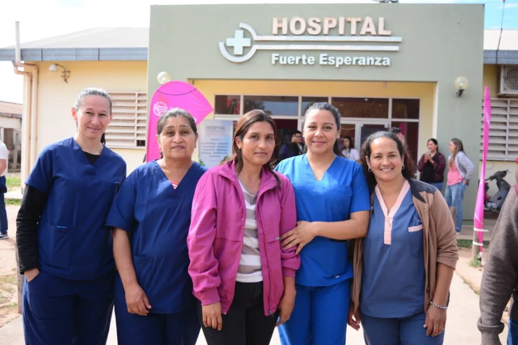 Trabajadoras de salud frente al Hospital de Fuerte Esperanza