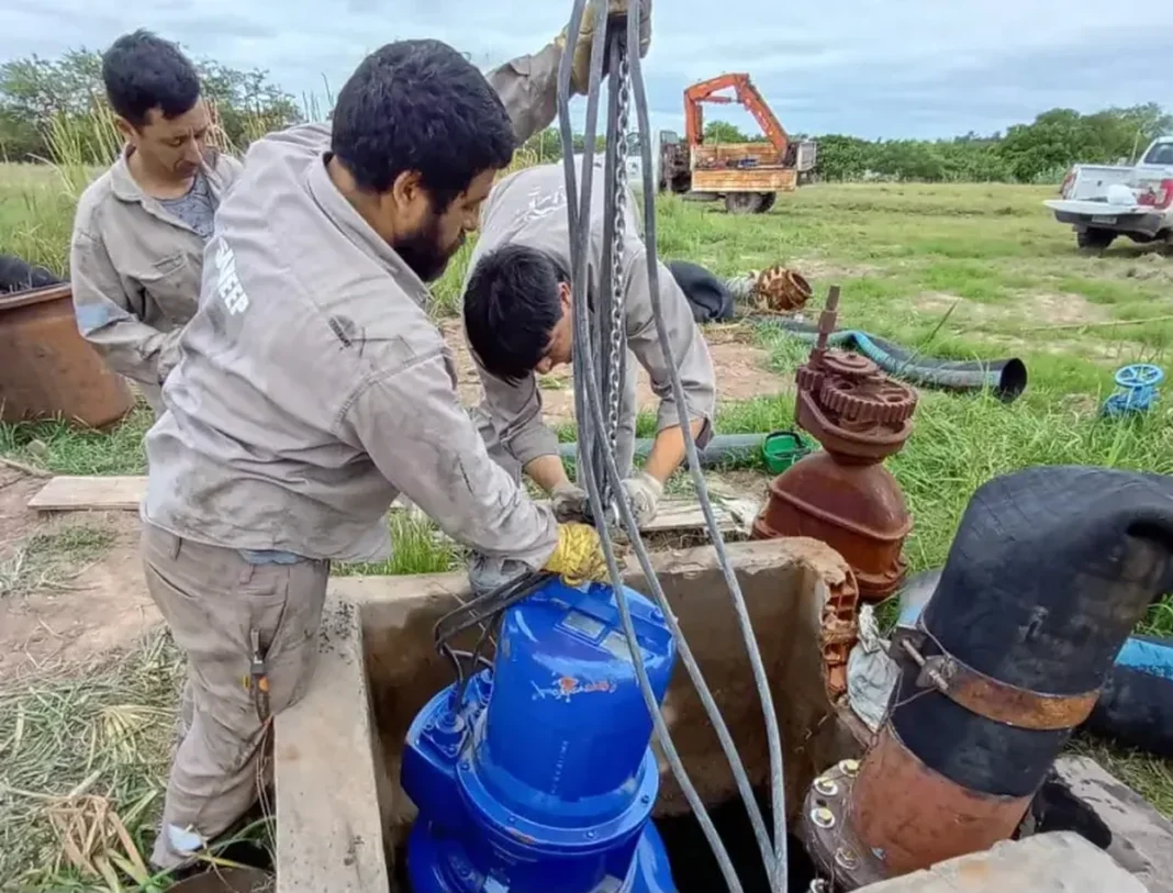 Personal de Sameep instala una bomba de agua en Sáenz Peña
