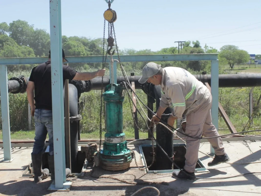 Trabajadores realizan tareas de mantenimiento en una bomba de impulsión de Sameep.