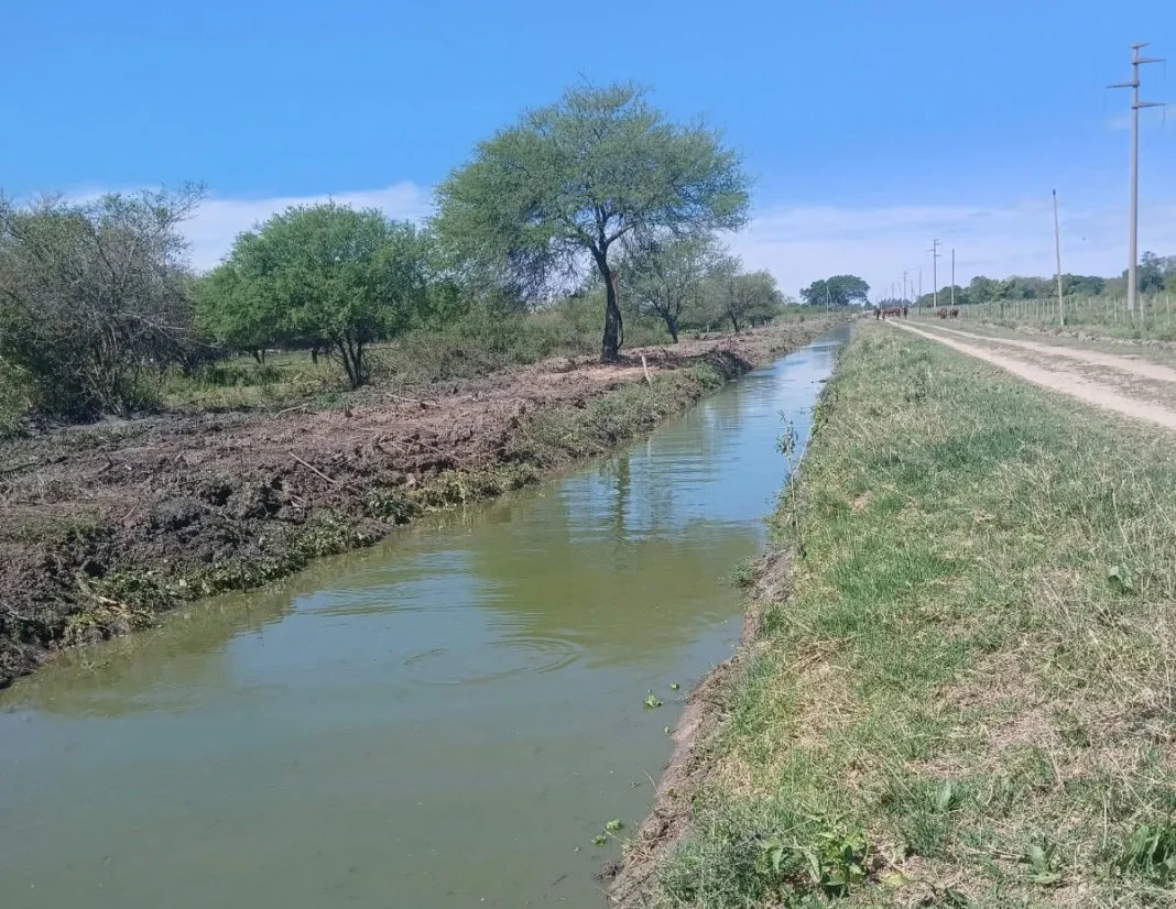 Canal derivador del sistema cloacal en General San Martín, rumbo al arroyo Correntoso.