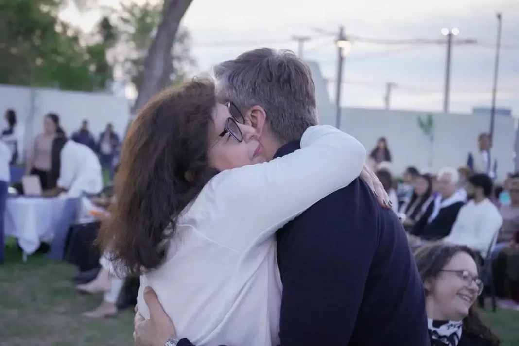 Dos personas se abrazan durante un encuentro de la comunidad de Schoenstatt