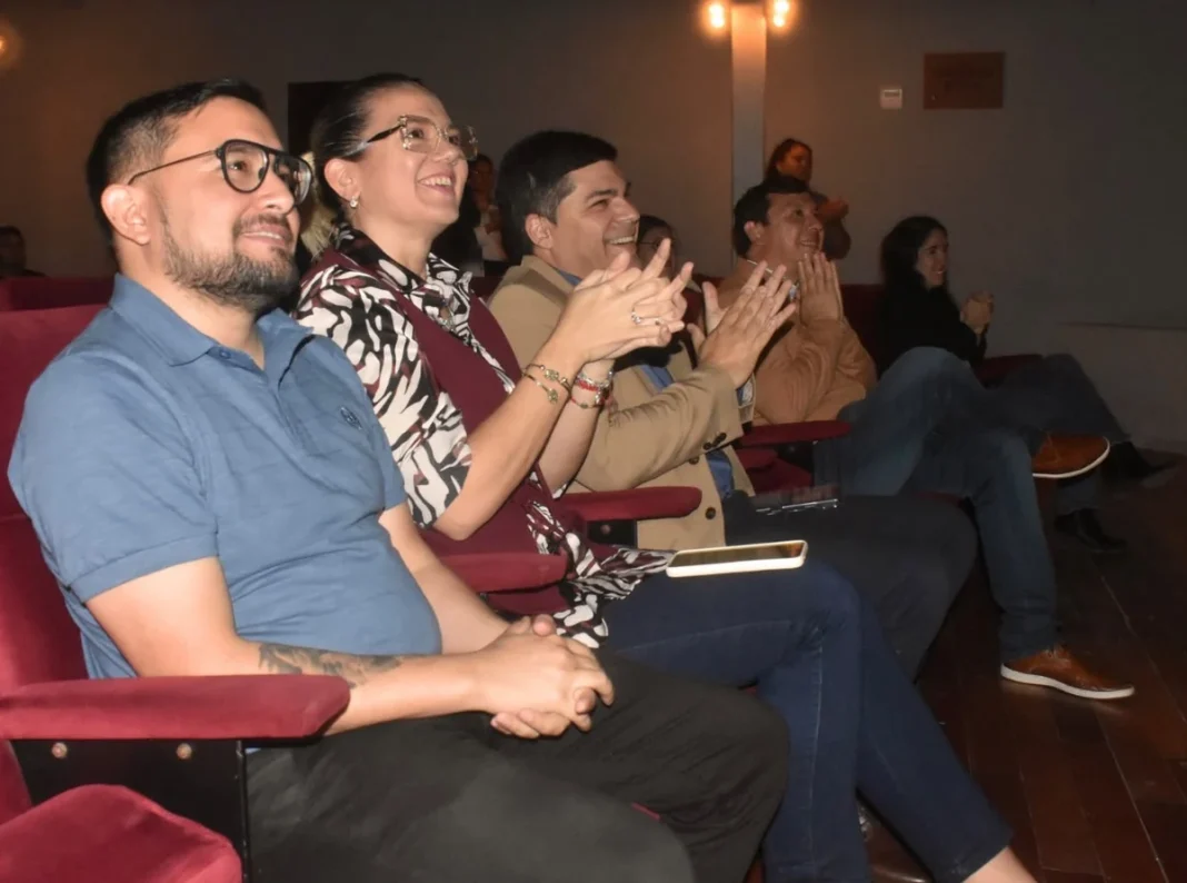 Personas aplauden desde las butacas de una sala teatral